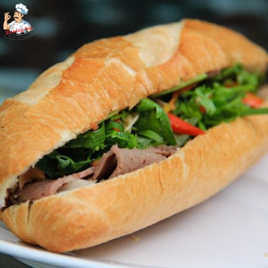 Bánh mì thập cẩm chả bò nem nướng