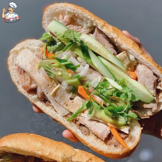 Bánh mì thịt chả xíu mại ốp la 2 trứng